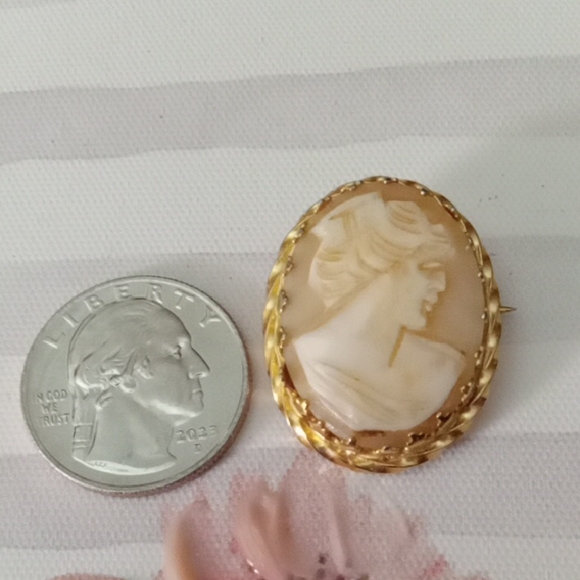 Cameo 1/20 12k Gold Filled Gold and Cream Brooch - Picture 1 of 7
